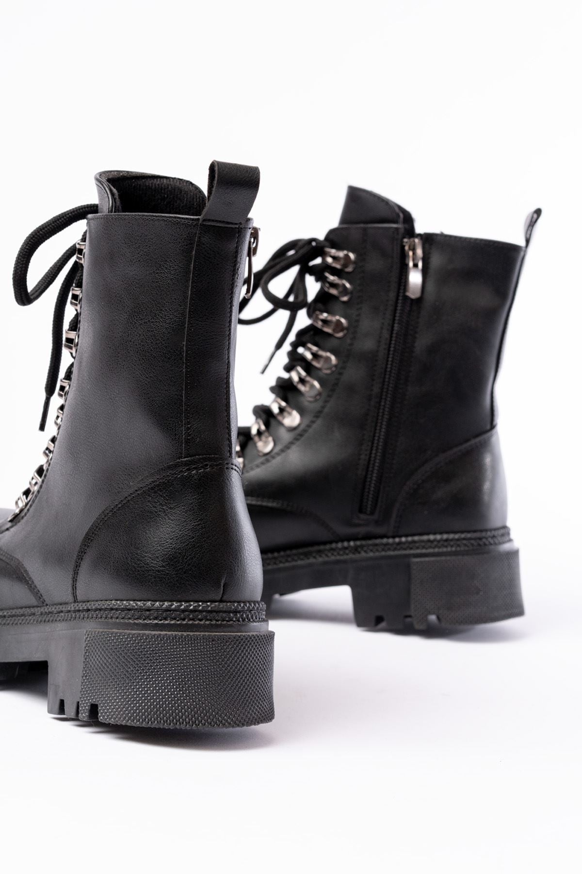 Dervin Siyah Mat Deri Bağcıklı Fermuarlı Günlük Kadın Bot