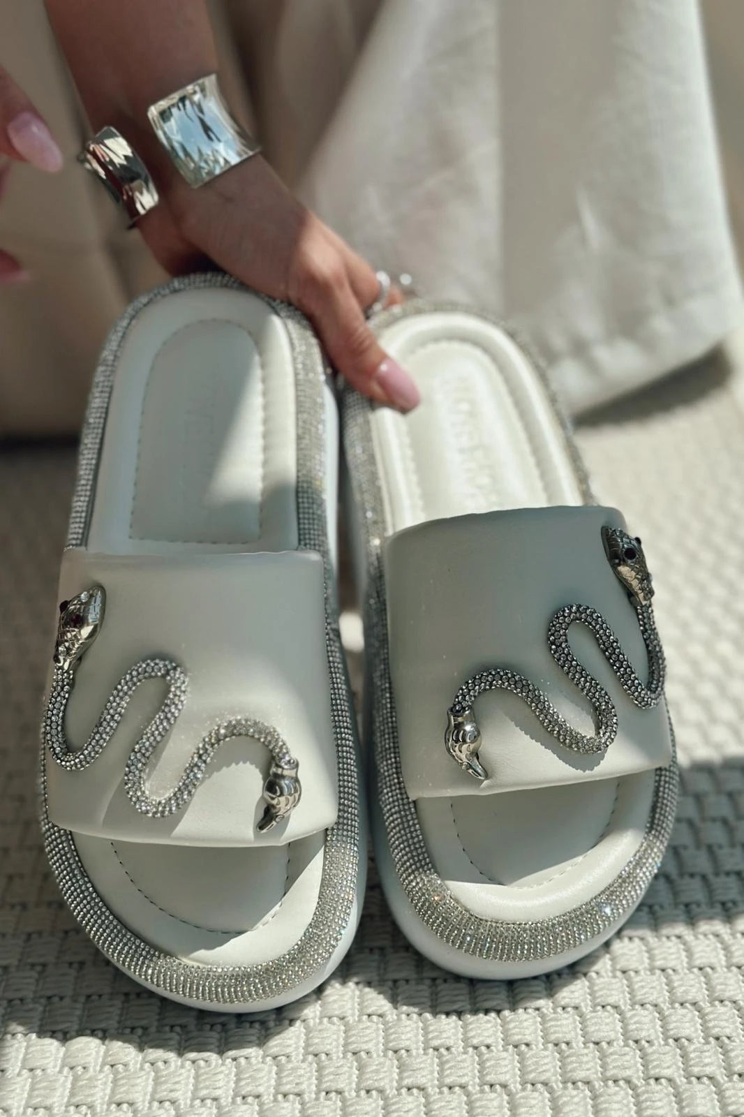 Nokest Mat Deri Taş Detaylı Kadın Terlik Beyaz