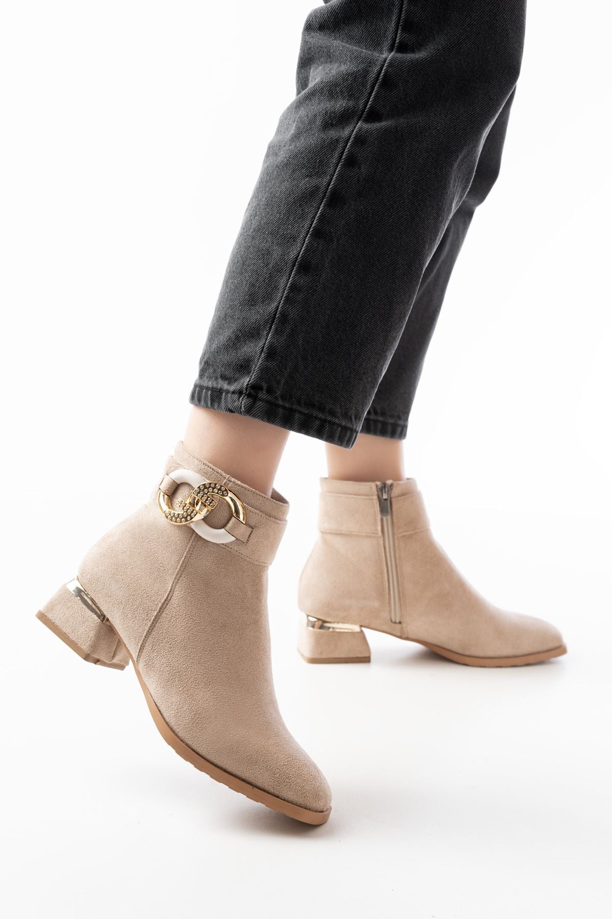 Ferilo Bej Süet Toka Aksesuarlı Topuklu Fermuarlı Günlük Kadın Bot