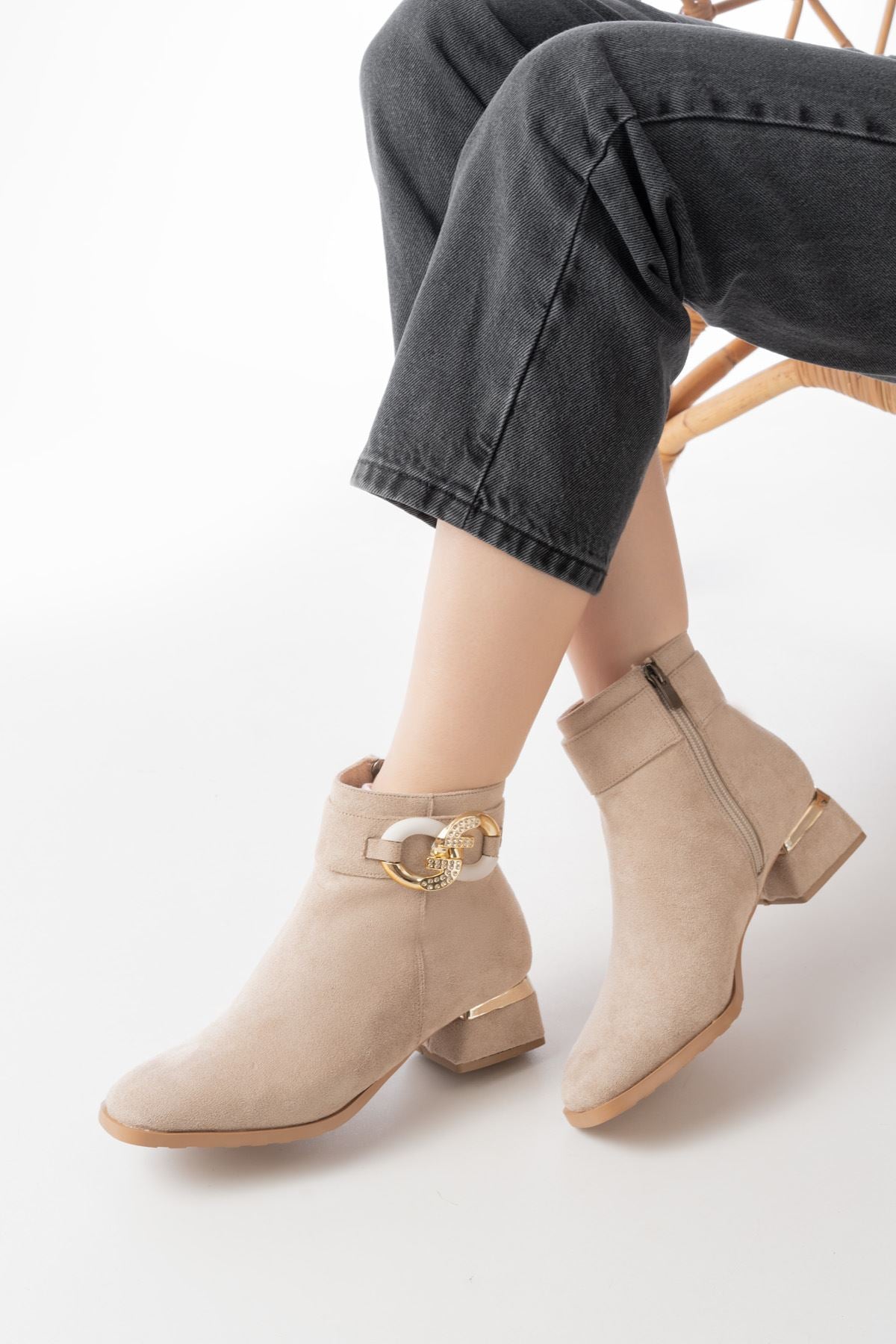 Ferilo Bej Süet Toka Aksesuarlı Topuklu Fermuarlı Günlük Kadın Bot