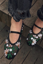 Krysol Nakış Detaylı Siyah File Babet