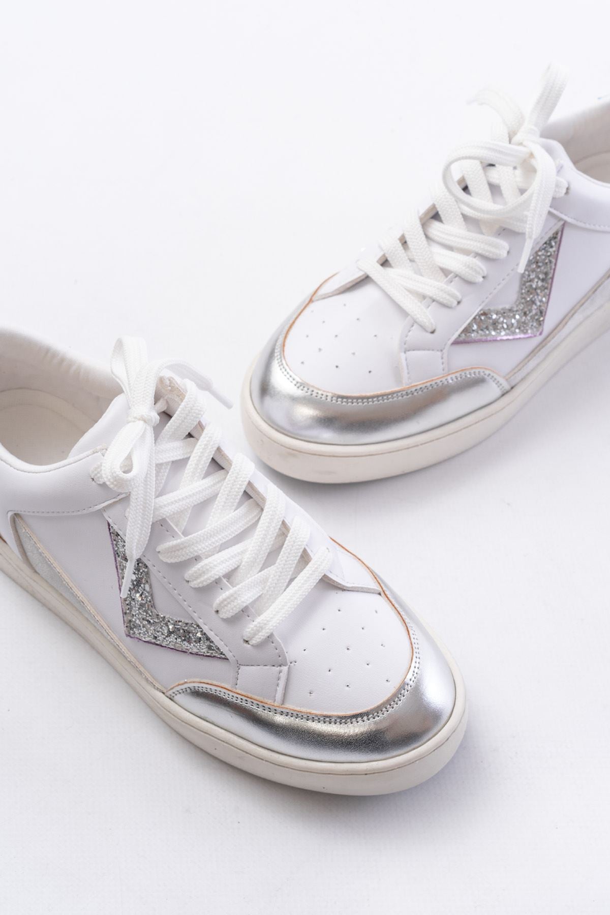 Dolina Mat Deri Beyaz Gümüş Detaylı Kadın Spor Ayakkabı - ILOVESHOES