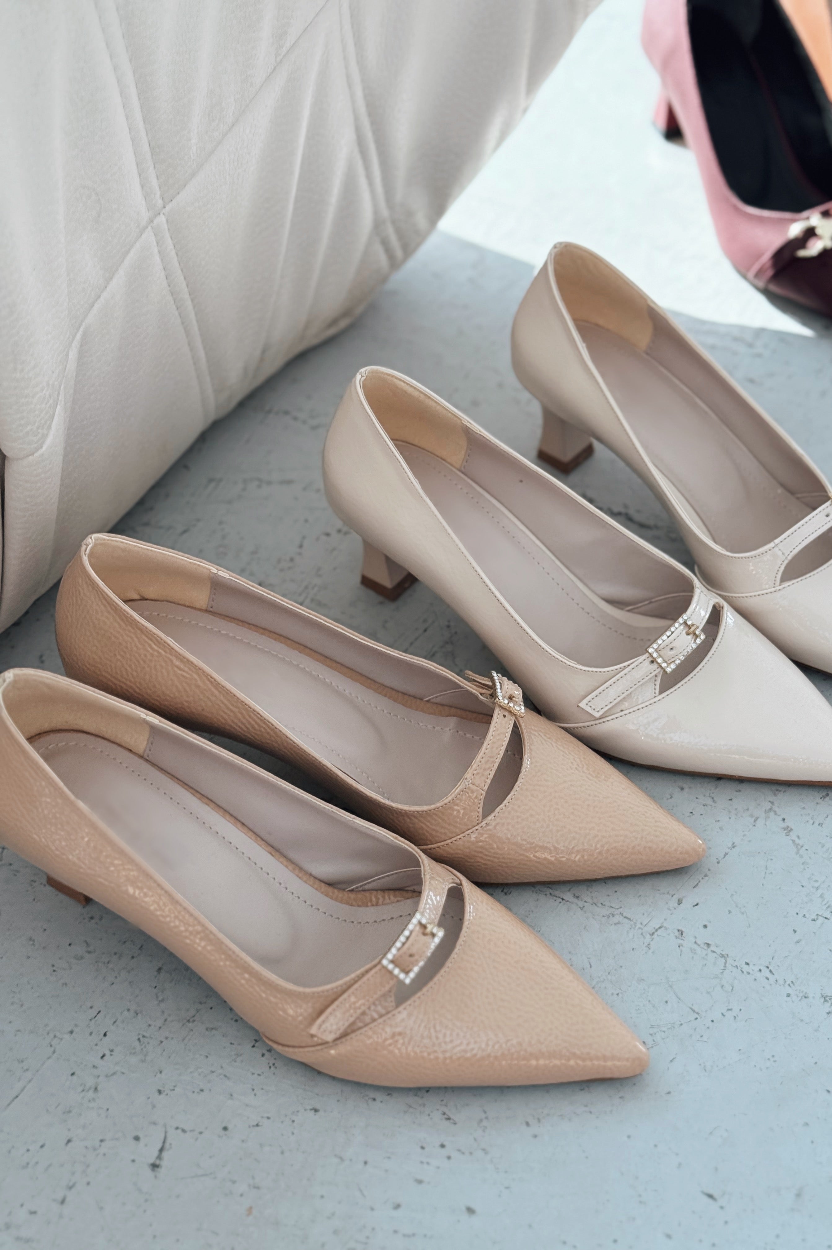 Jolor Parlak Deri Nude Toka Detaylı Stiletto