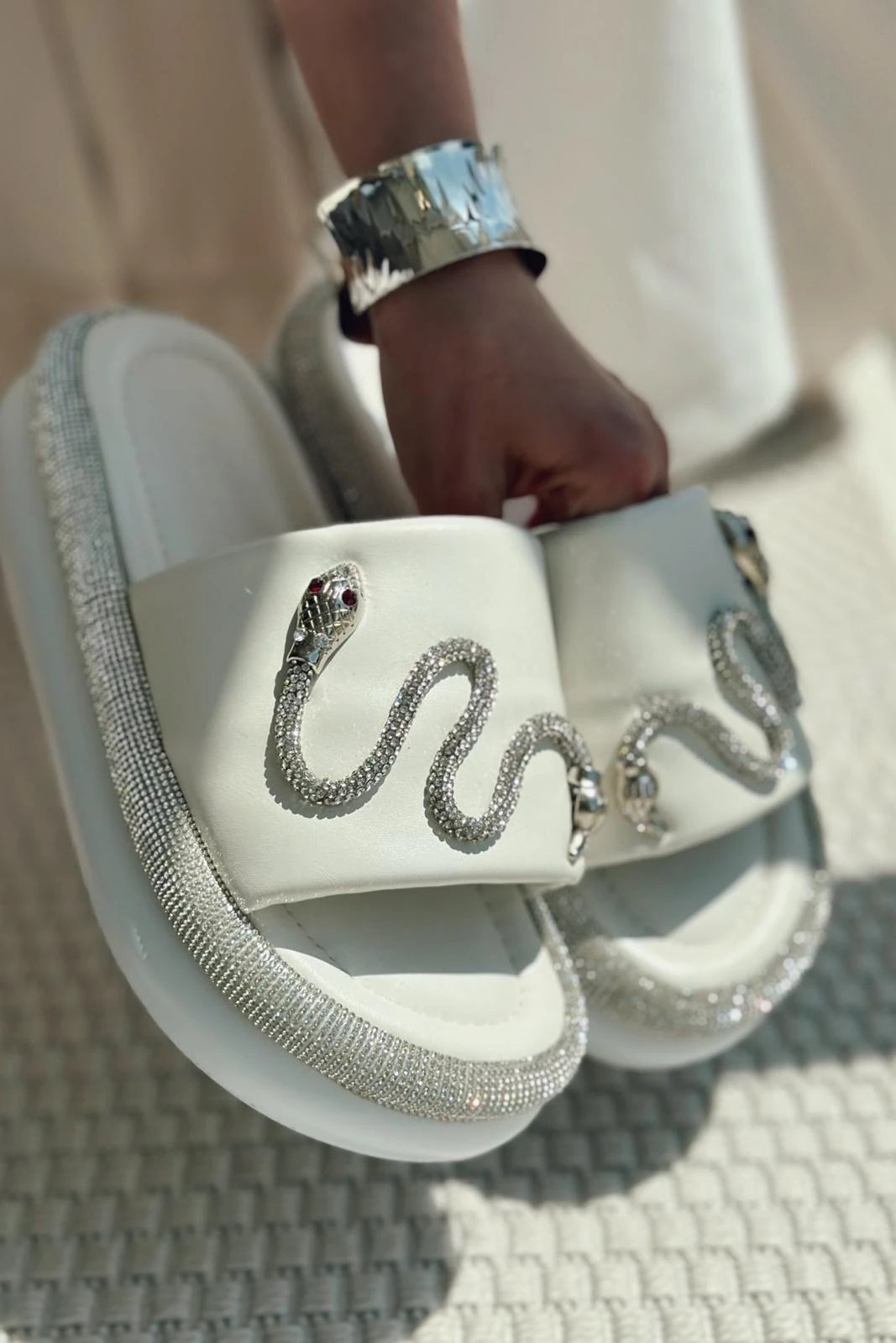 Nokest Mat Deri Taş Detaylı Kadın Terlik Beyaz