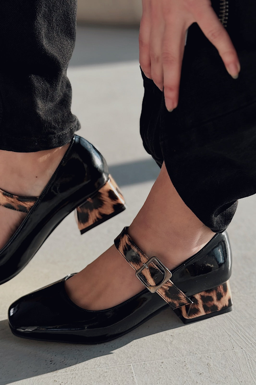 Lexyro Siyah Rugan Leo Detaylı Kalın Topuklu Kadın Ayakkabı