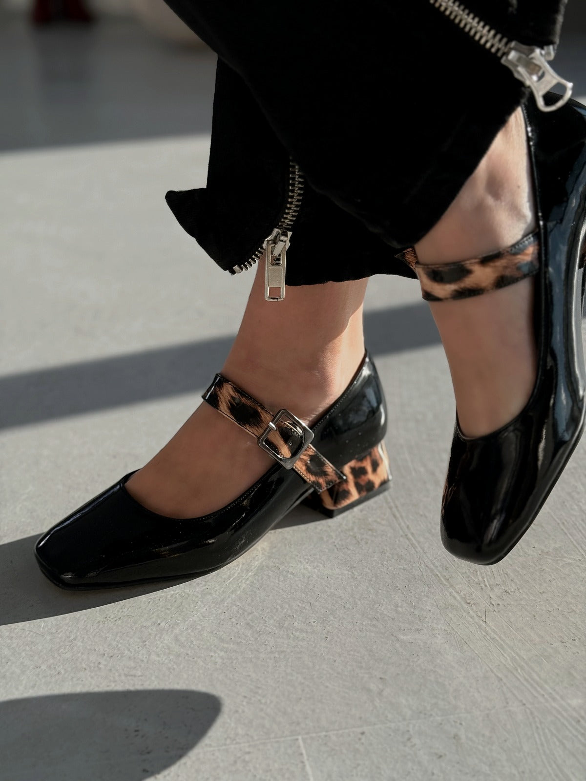 Lexyro Siyah Rugan Leo Detaylı Kalın Topuklu Kadın Ayakkabı