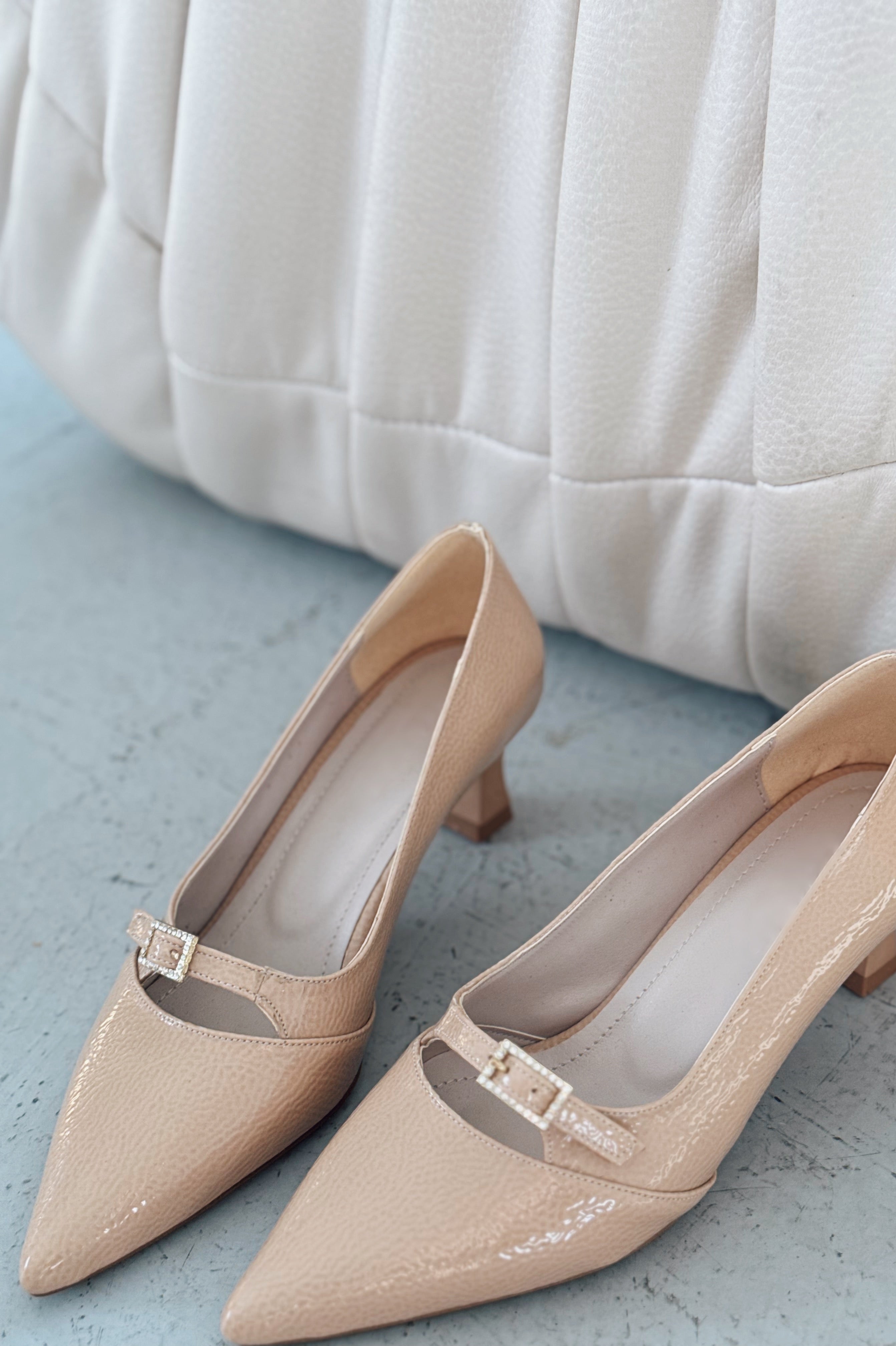 Jolor Parlak Deri Nude Toka Detaylı Stiletto