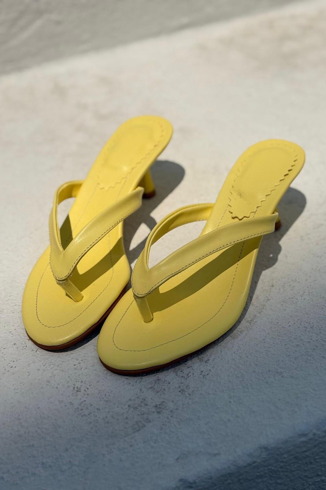 Ponya Mat Deri Sarı Parmak Arası Topuklu Terlik - ILOVESHOES