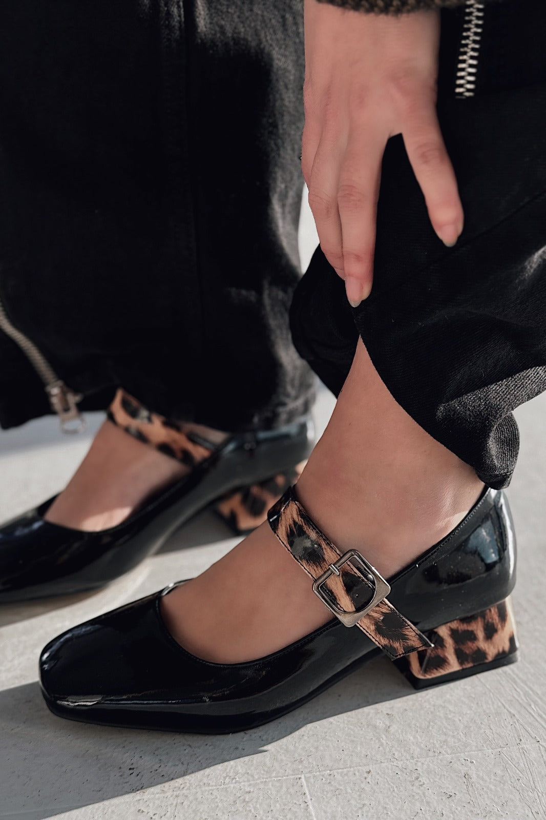 Lexyro Siyah Rugan Leo Detaylı Kalın Topuklu Kadın Ayakkabı