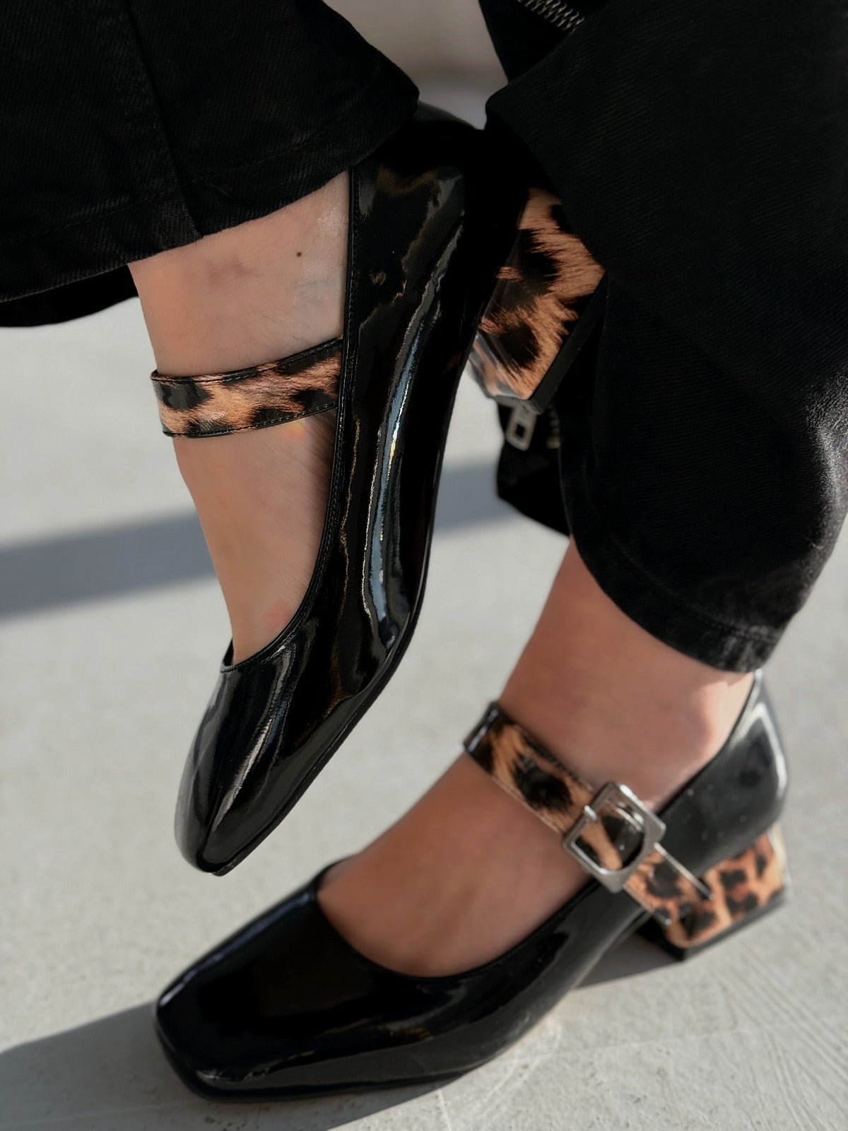 Lexyro Siyah Rugan Leo Detaylı Kalın Topuklu Kadın Ayakkabı