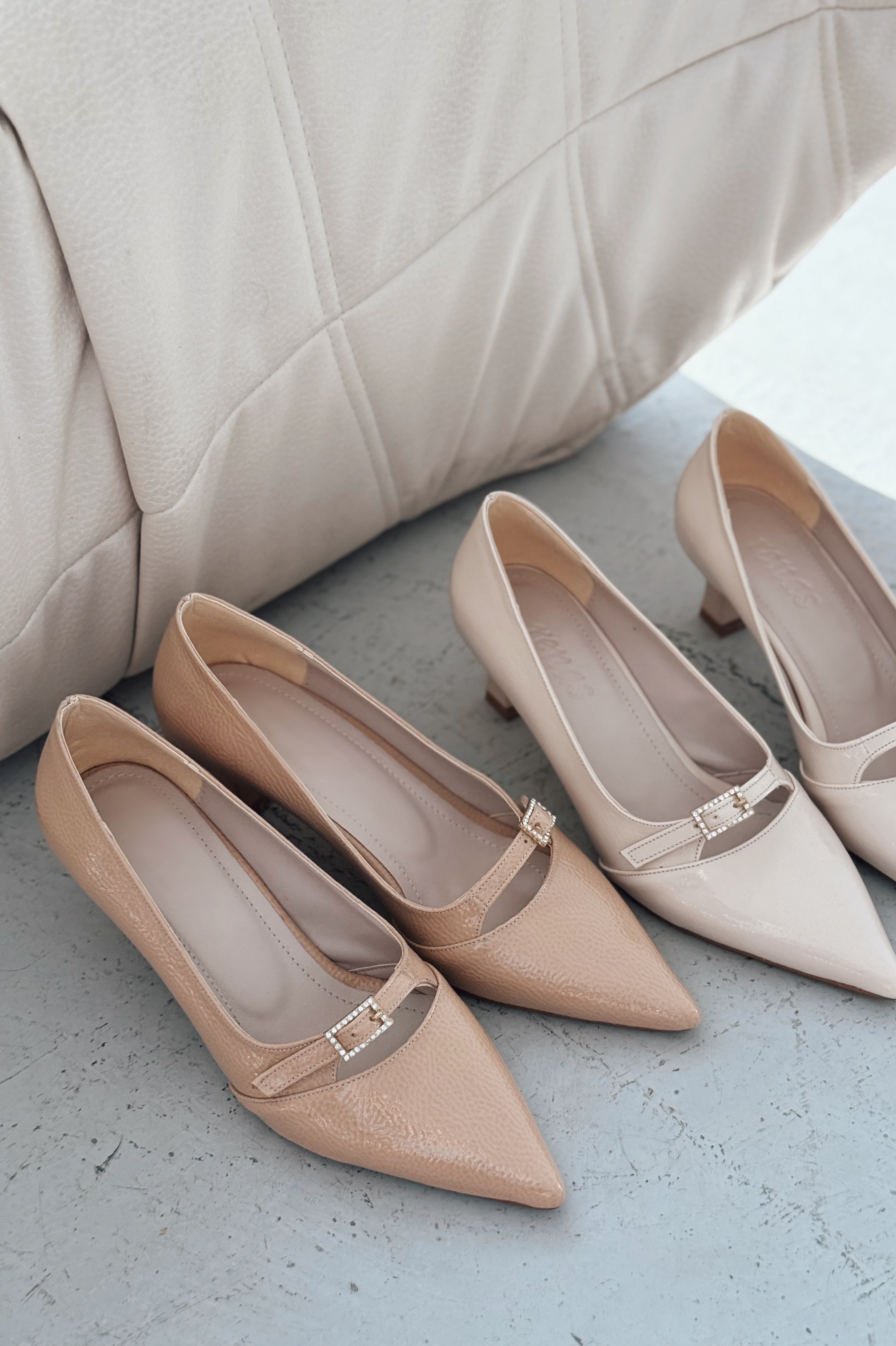 Jolor Parlak Deri Nude Toka Detaylı Stiletto