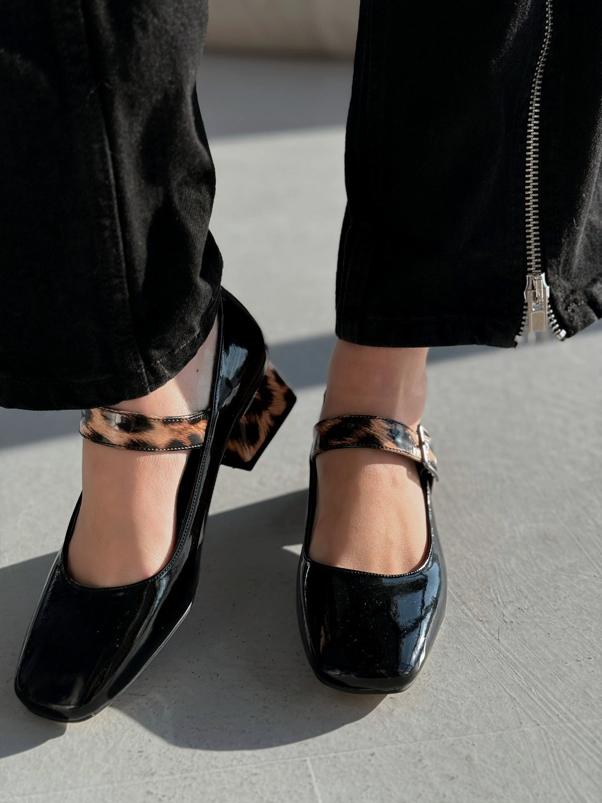 Lexyro Siyah Rugan Leo Detaylı Kalın Topuklu Kadın Ayakkabı