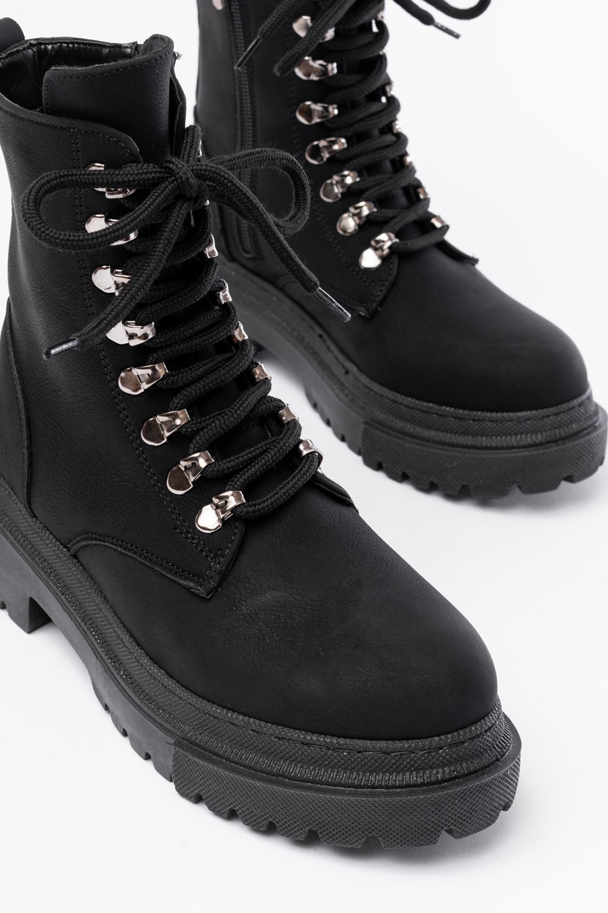 Dervin Siyah Bağcıklı Fermuarlı Günlük Kadın Bot