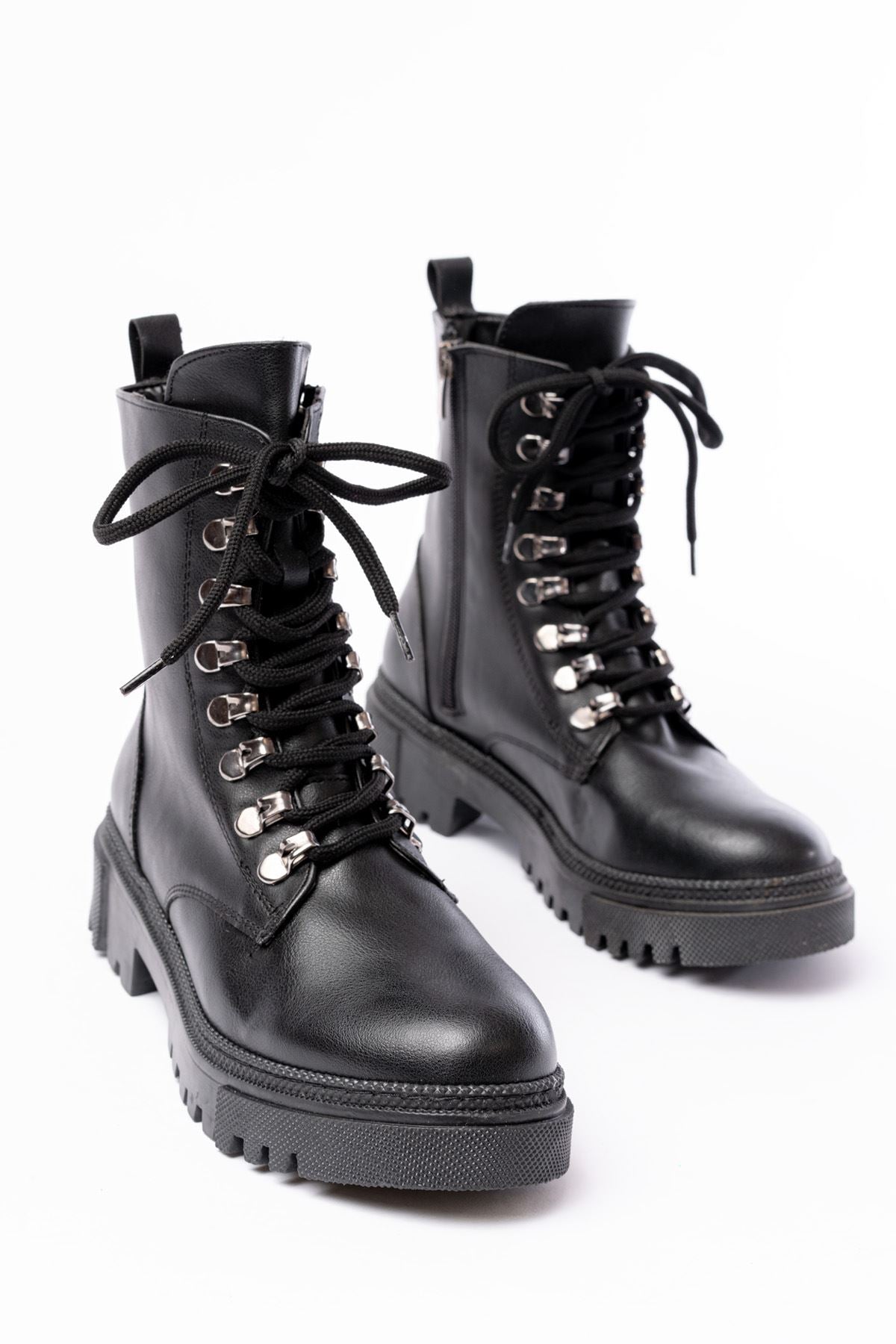 Dervin Siyah Mat Deri Bağcıklı Fermuarlı Günlük Kadın Bot