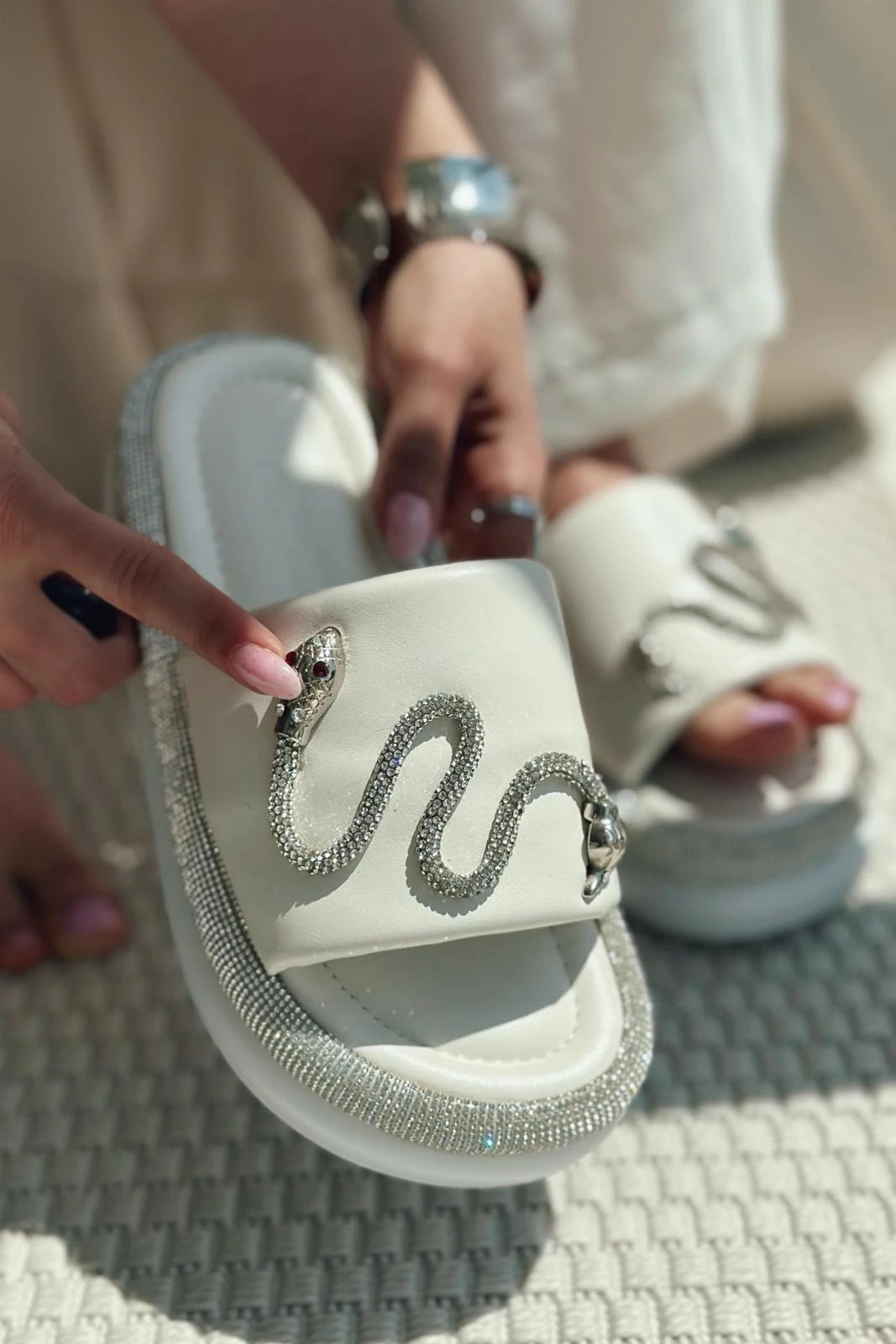 Nokest Mat Deri Taş Detaylı Kadın Terlik Beyaz