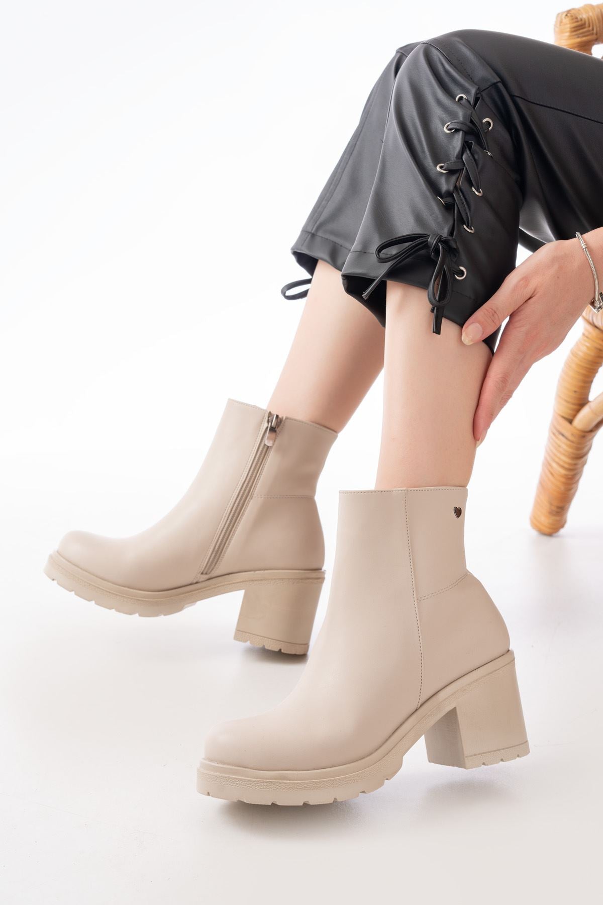 Fivra Bej Fermuarlı Kalın Topuklu Günlük Kadın Bot
