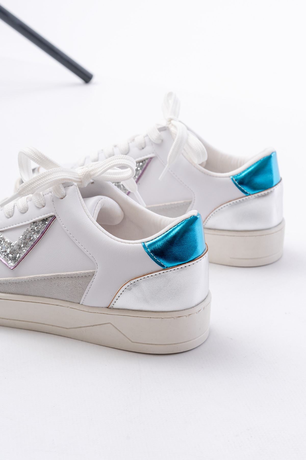 Dolina Mat Deri Beyaz Gümüş Detaylı Kadın Spor Ayakkabı - ILOVESHOES