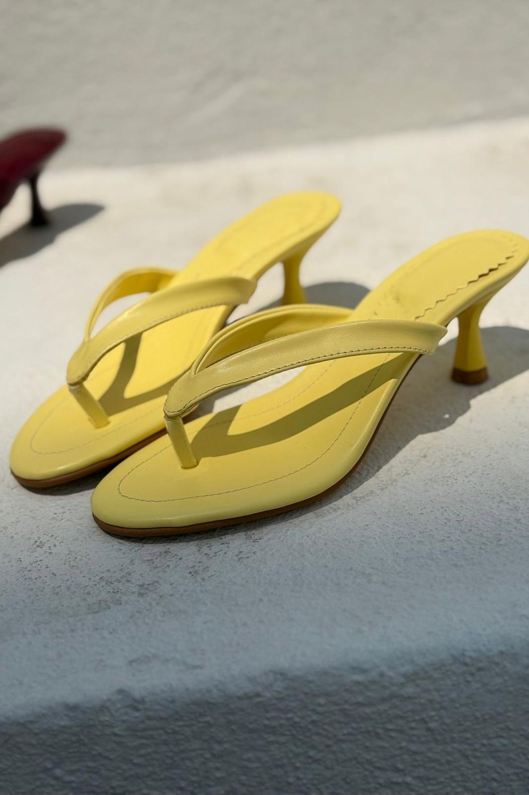 Ponya Mat Deri Sarı Parmak Arası Topuklu Terlik - ILOVESHOES
