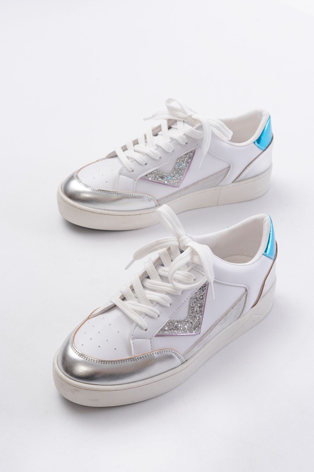 Dolina Mat Deri Beyaz Gümüş Detaylı Kadın Spor Ayakkabı - ILOVESHOES