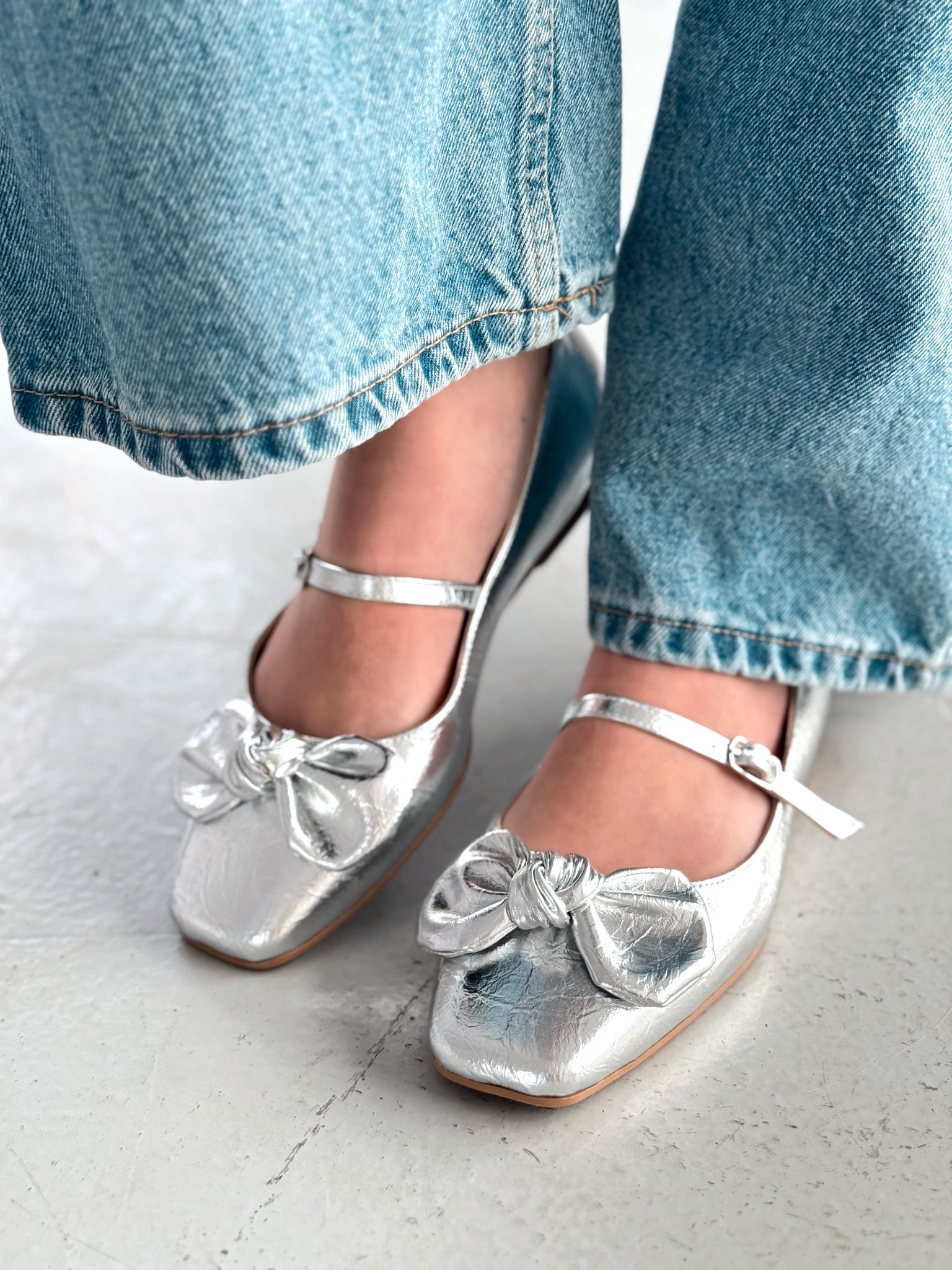 Ratins Kırışık Deri Gümüş Kurdele Detaylı Kadın Babet - ILOVESHOES