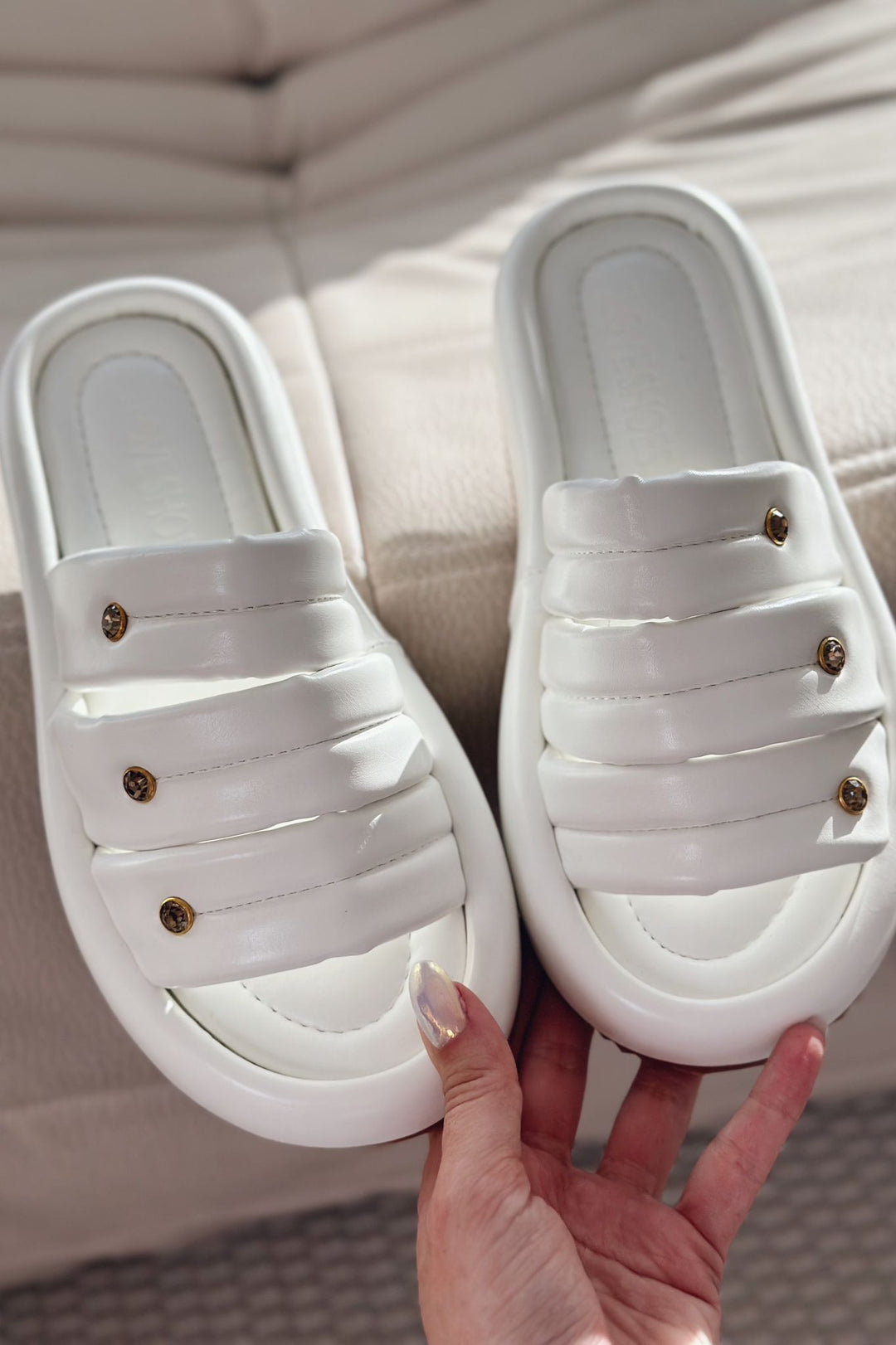 Laursa Mat Deri Taş Detaylı Kadın Terlik Beyaz - ILOVESHOES