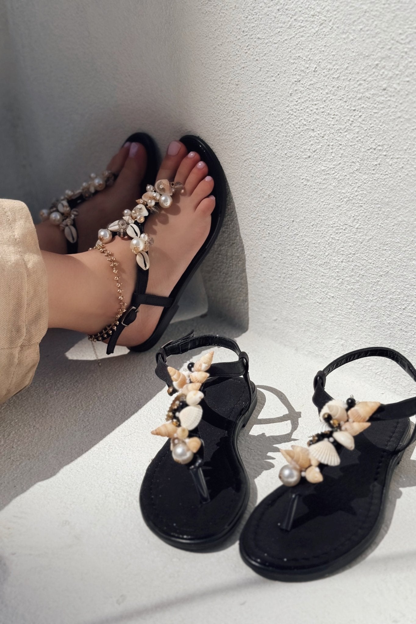 Telwosa Parlak Saten Siyah Deniz Kabuğu Detaylı Parmak Arası Sandalet - ILOVESHOES