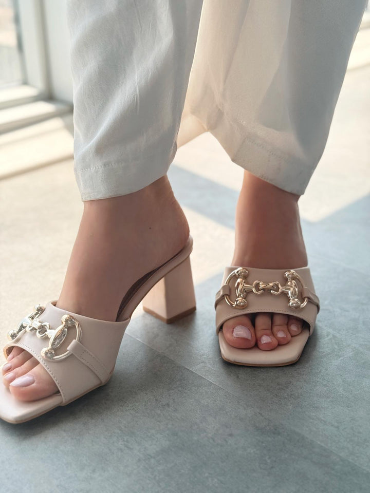 Sorey Mat Deri Bej Toka Detaylı Kalın Topuklu Terlik - ILOVESHOES