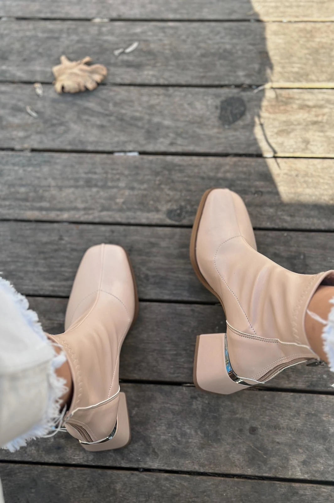 Daviyo Mat Deri Streç Kadın Bot Nude