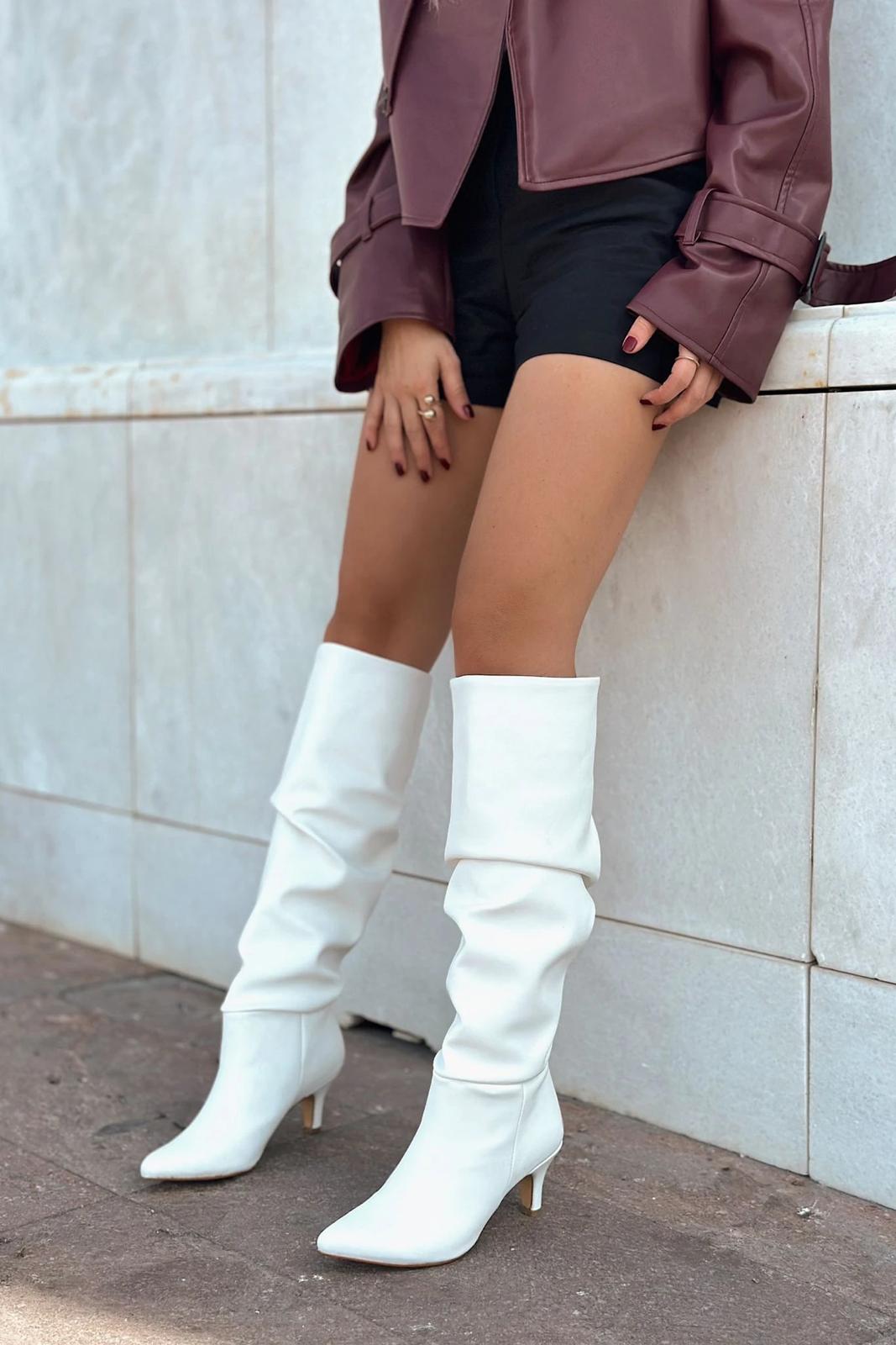 Sollet Beyaz Körüklü İnce Topuklu Günlük Kadın Çizme