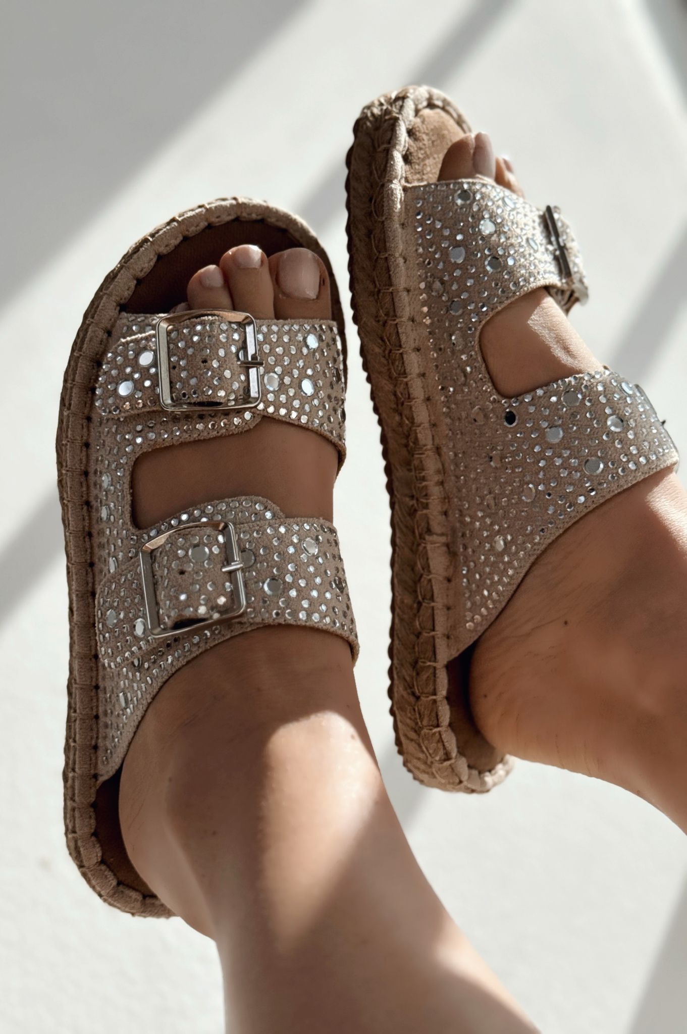 Waloen Süet Bej Taş Detaylı Kadın Terlik - ILOVESHOES