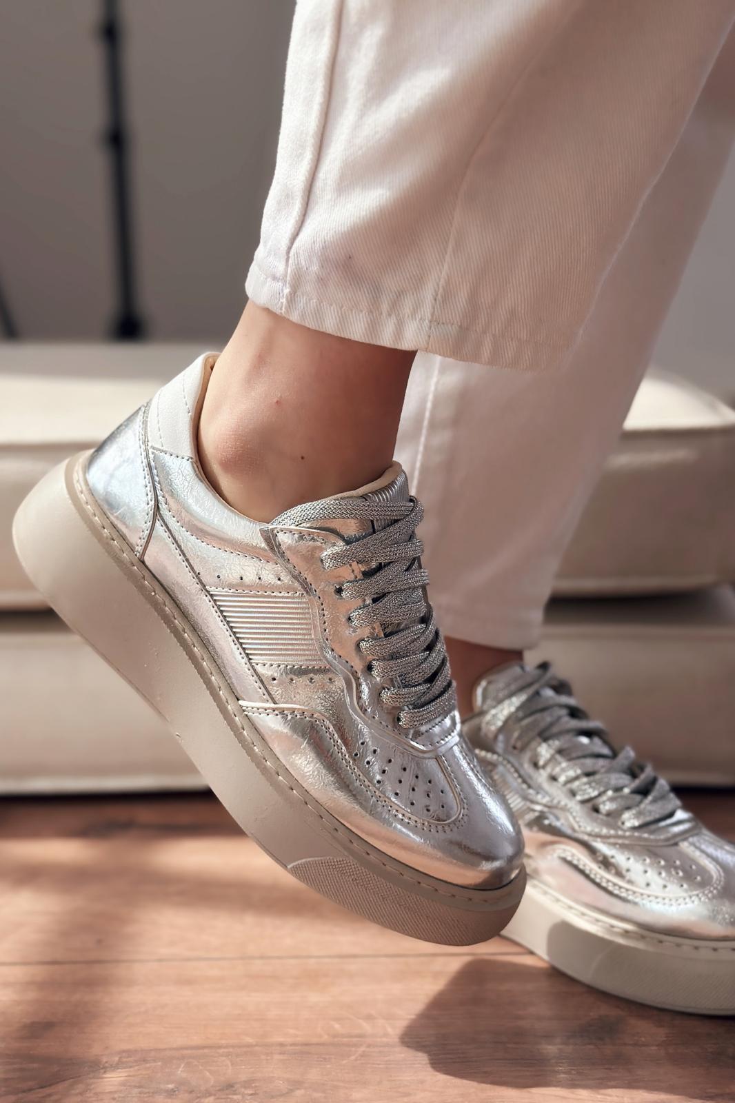 Larisa Gümüş Parlak Deri Kadın Spor Ayakkabı - ILOVESHOES