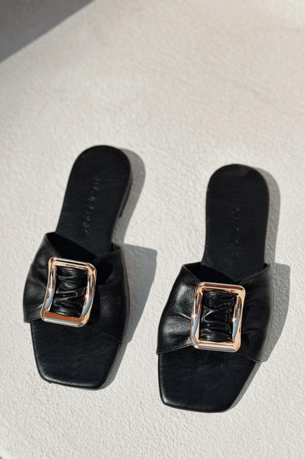 Morisa Mat Deri Siyah Toka Detaylı Kadın Terlik