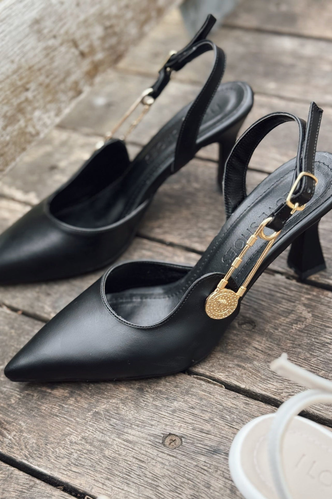 Relvor Mat Deri Siyah Toka Detaylı Stiletto