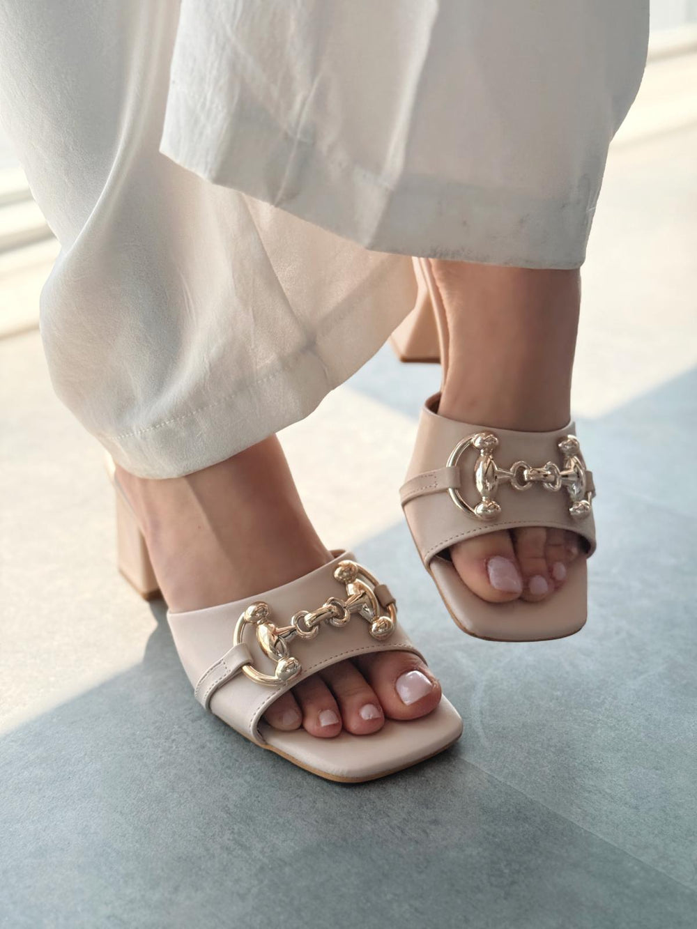 Sorey Mat Deri Bej Toka Detaylı Kalın Topuklu Terlik - ILOVESHOES