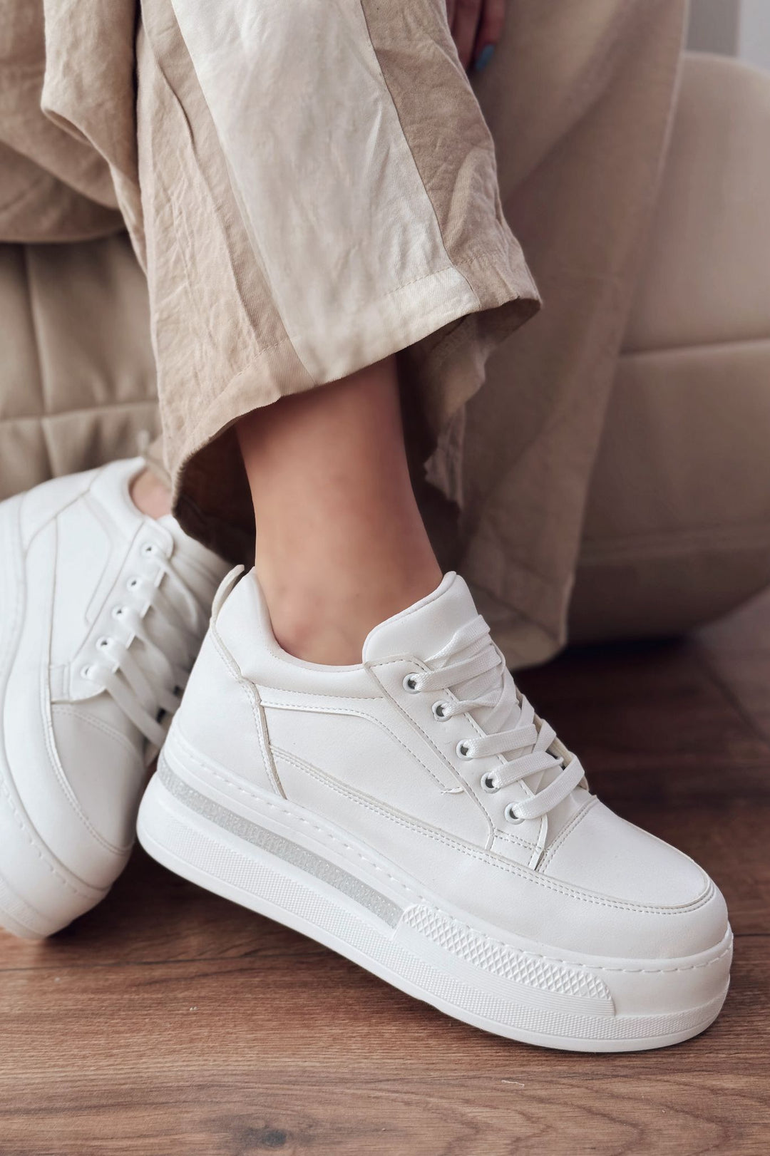 Yovira Beyaz Bağcıklı Taban Taş Aksesuarlı Günlük Spor Ayakkabı - ILOVESHOES