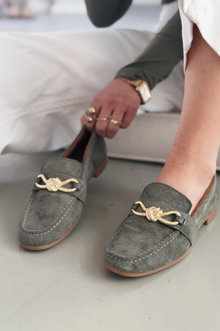 Avelis Kadın Loafer Haki Süet Fiyonk Detaylı - ILOVESHOES