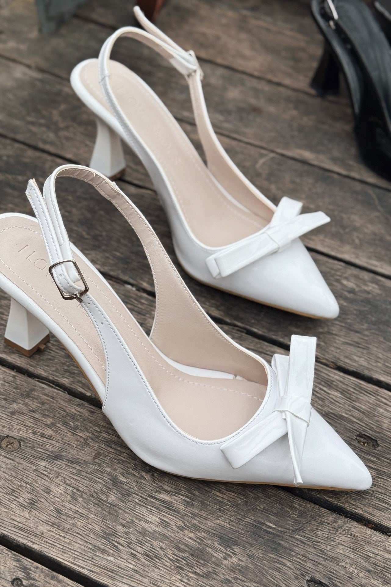 Levista Rugan Beyaz Fiyonk Detaylı Stiletto