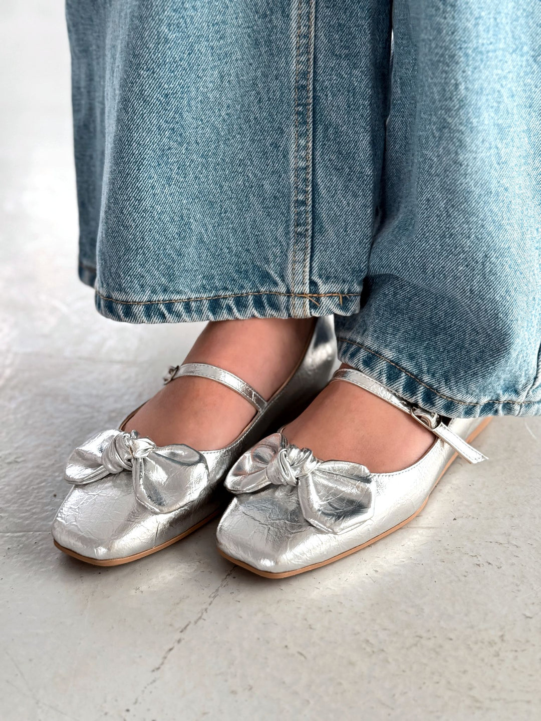 Ratins Kırışık Deri Gümüş Kurdele Detaylı Kadın Babet - ILOVESHOES