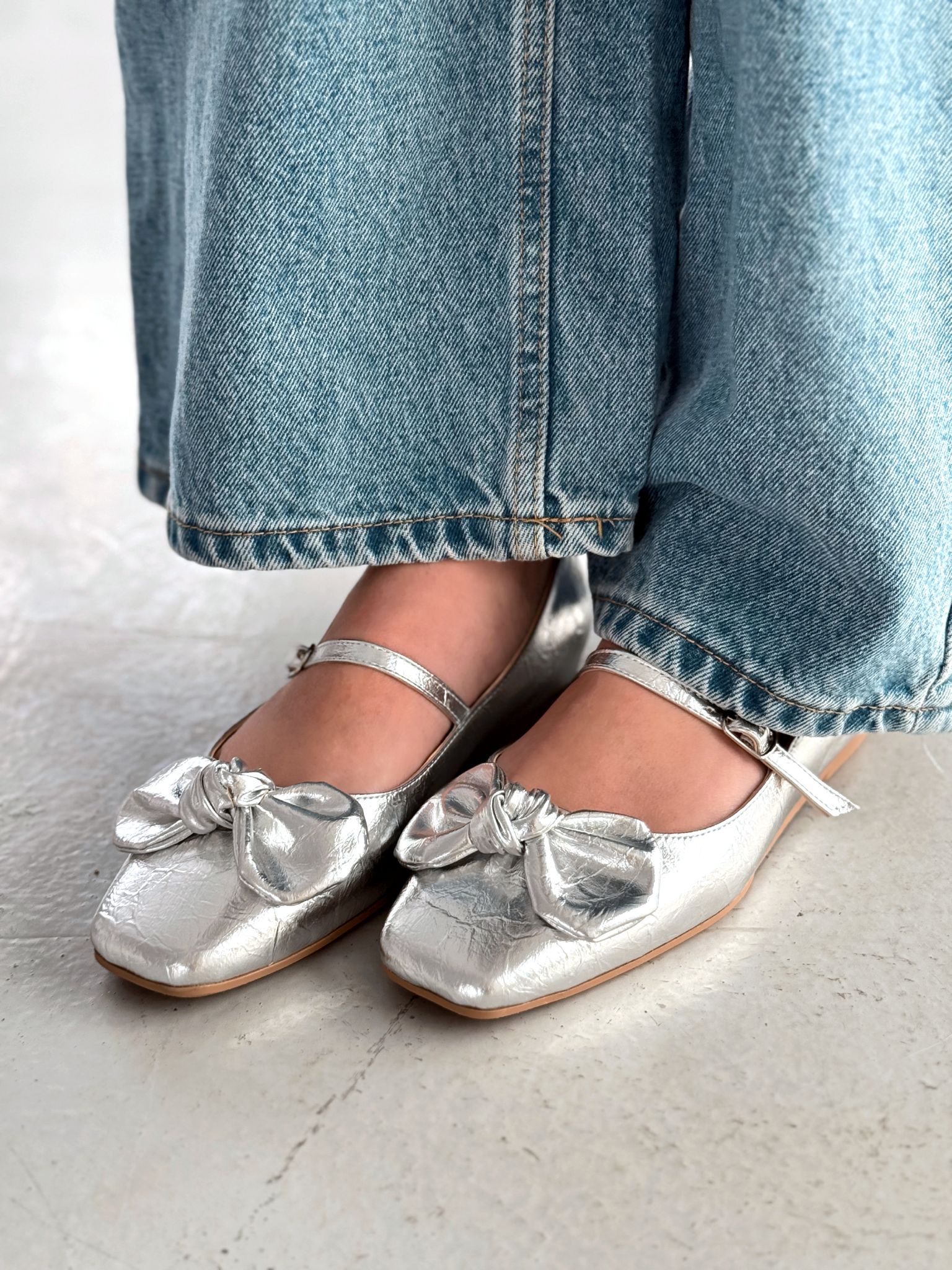 Ratins Kırışık Deri Gümüş Kurdele Detaylı Kadın Babet - ILOVESHOES