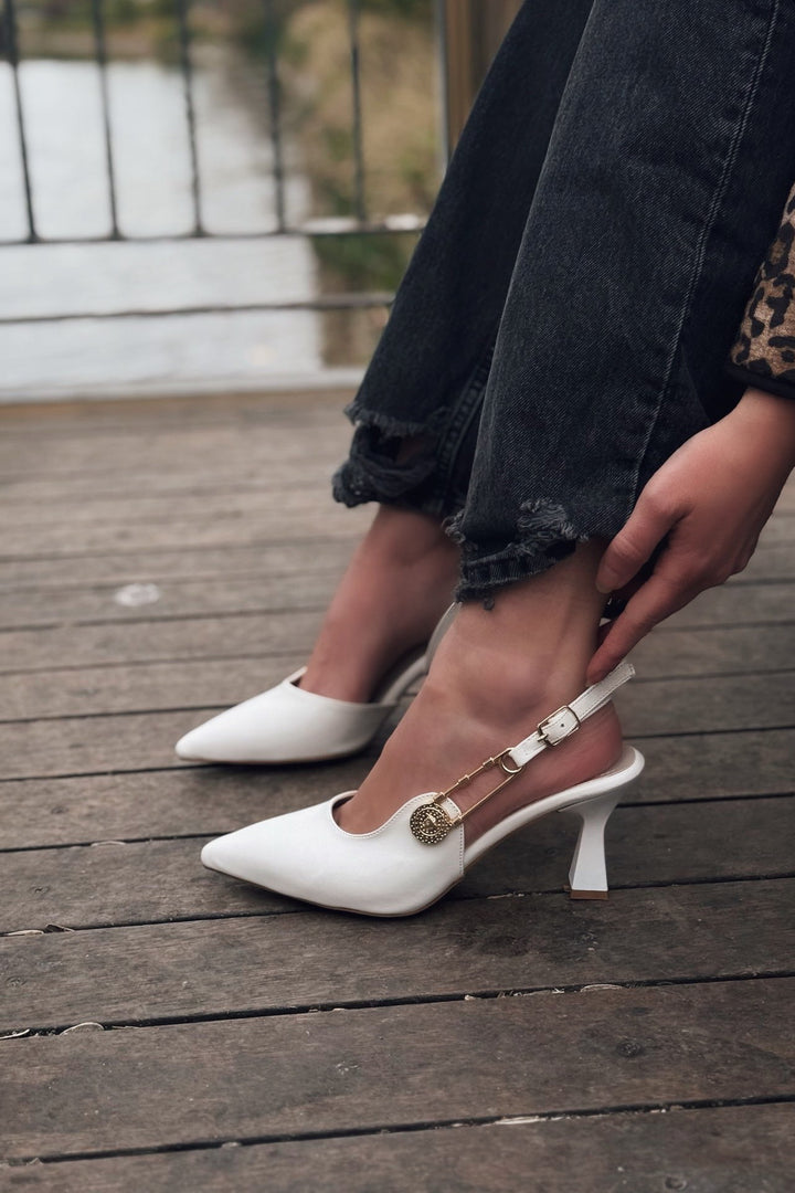 Relvor Mat Deri Beyaz Toka Detaylı Stiletto
