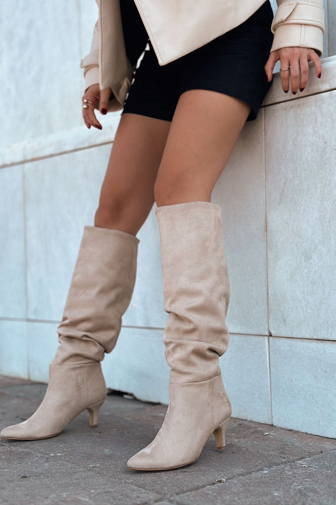 Sollet Süet Kısa Topuklu Körüklü Bej Çizme - ILOVESHOES