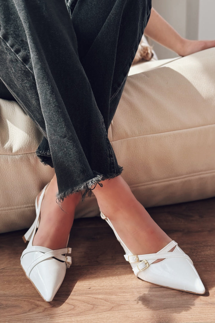 Jolira Rugan Beyaz Toka Detaylı Stiletto