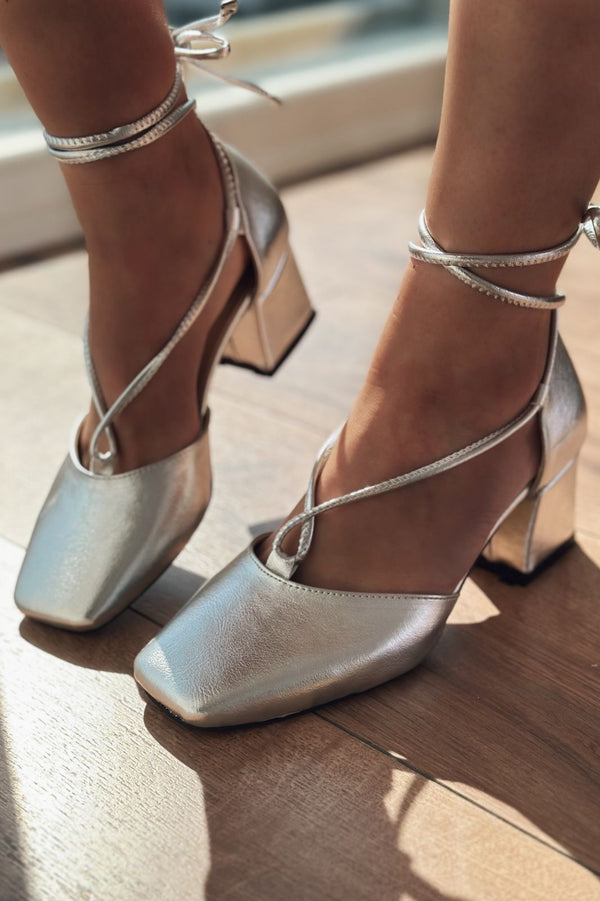 Penop Parlak Deri Bilekten Bağlamalı Topuklu Ayakkabı Gümüş