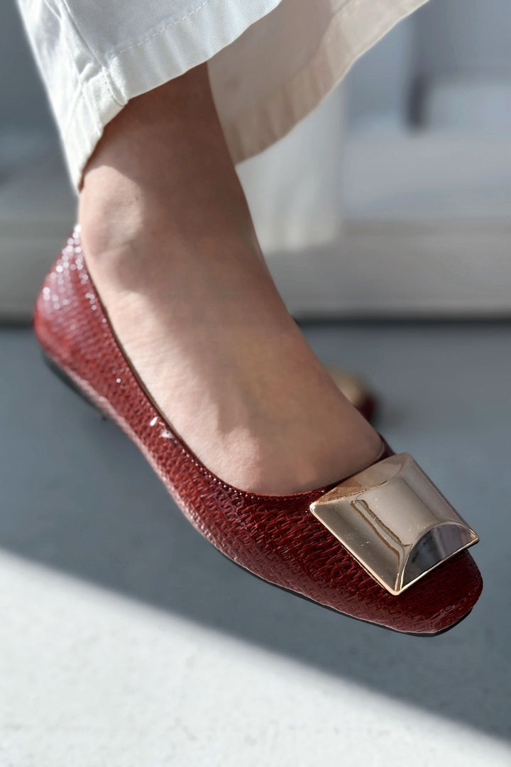 Axorend Parlak Deri Toka Detaylı Kadın Babet Bordo - ILOVESHOES