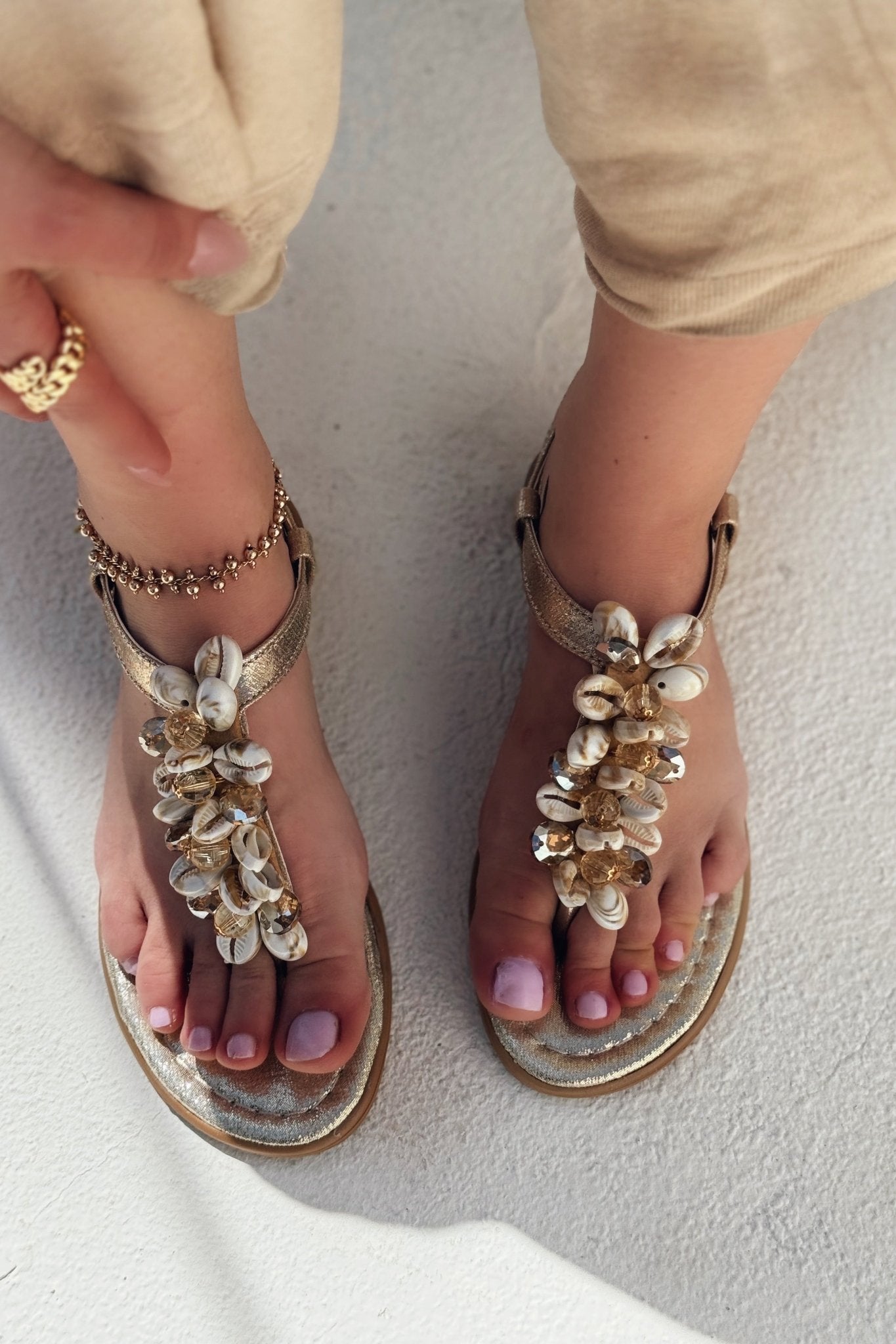 Wanids Parlak Saten Gold Deniz Kabuğu Detaylı Parmak Arası Sandalet - ILOVESHOES