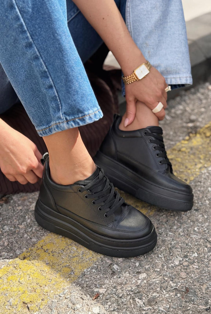 Korin Kadın Spor Ayakkabı Siyah Mat Deri Gizli Topuklu - ILOVESHOES