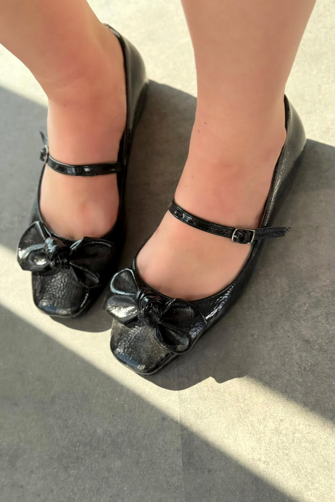 Ratins Kırışık Deri Siyah Kurdele Detaylı Kadın Babet - ILOVESHOES