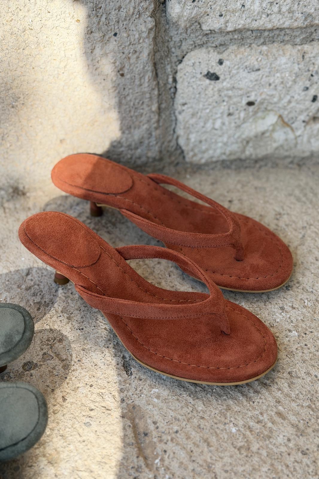 Arlene Topuklu Parmak Arası Terlik Kiremit Süet - ILOVESHOES