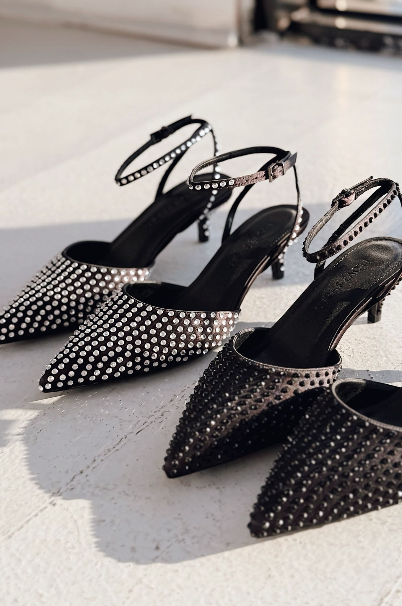 Orynea Saten Gümüş Taş Detaylı Kısa Topuklu Kadın Ayakkabı - ILOVESHOES