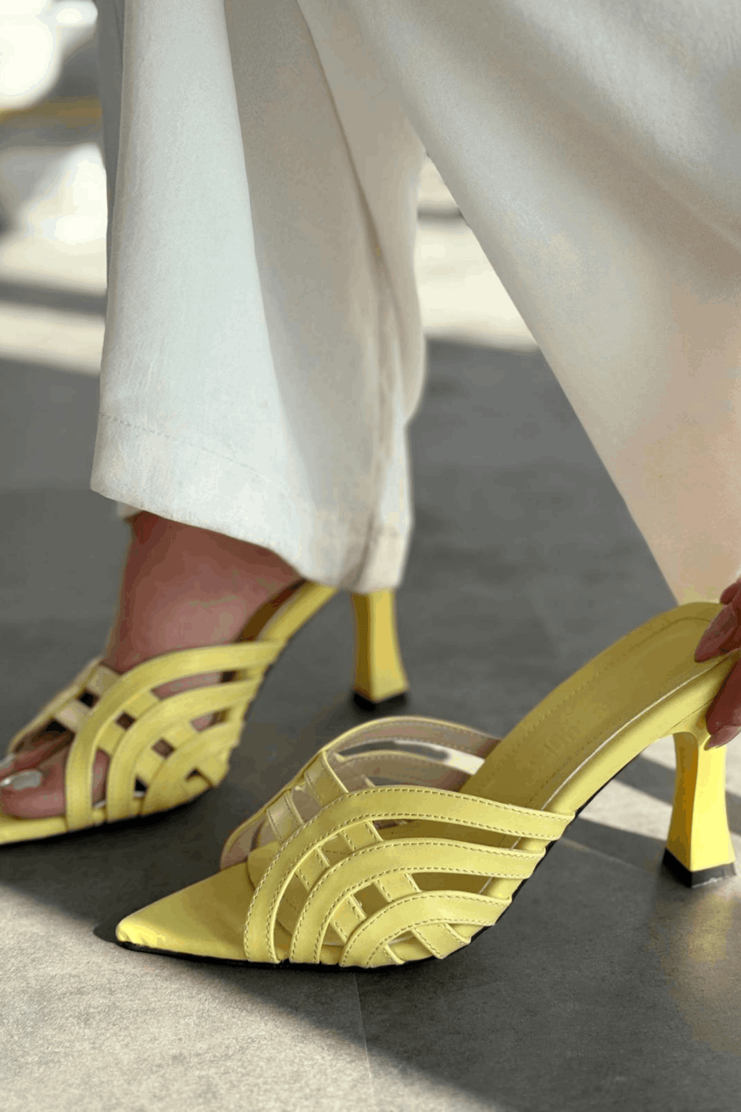 Lumon Parlak Deri Sarı Bant Detaylı Topuklu Terlik - ILOVESHOES